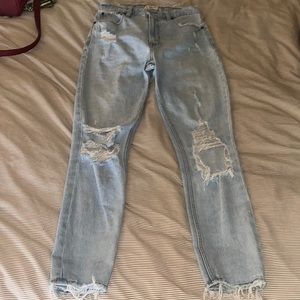 Women’s Distressed Abercrombie Jeans! Light wash, size 6R